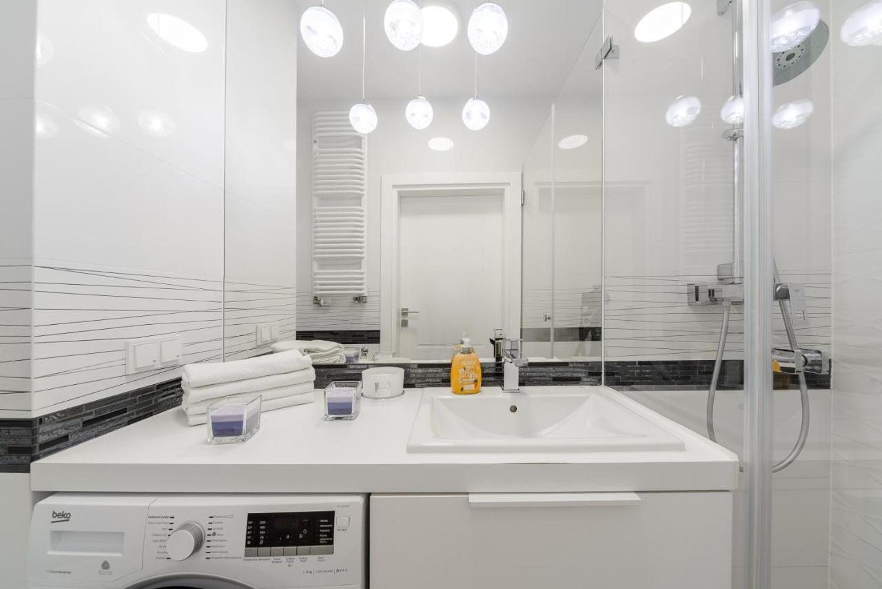 Luxury Apartment On Grzybowska Street Варшава Екстериор снимка